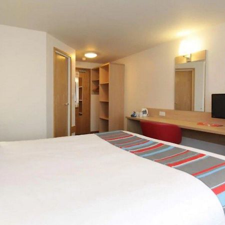 Travelodge London Feltham Dış mekan fotoğraf