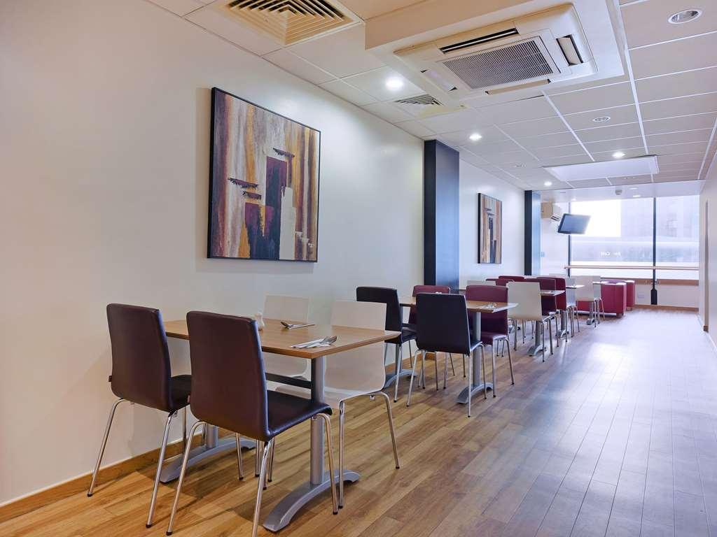 Travelodge London Feltham Restoran fotoğraf
