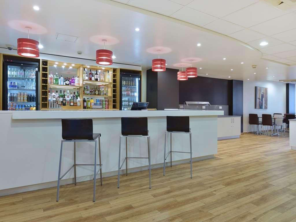 Travelodge London Feltham Restoran fotoğraf
