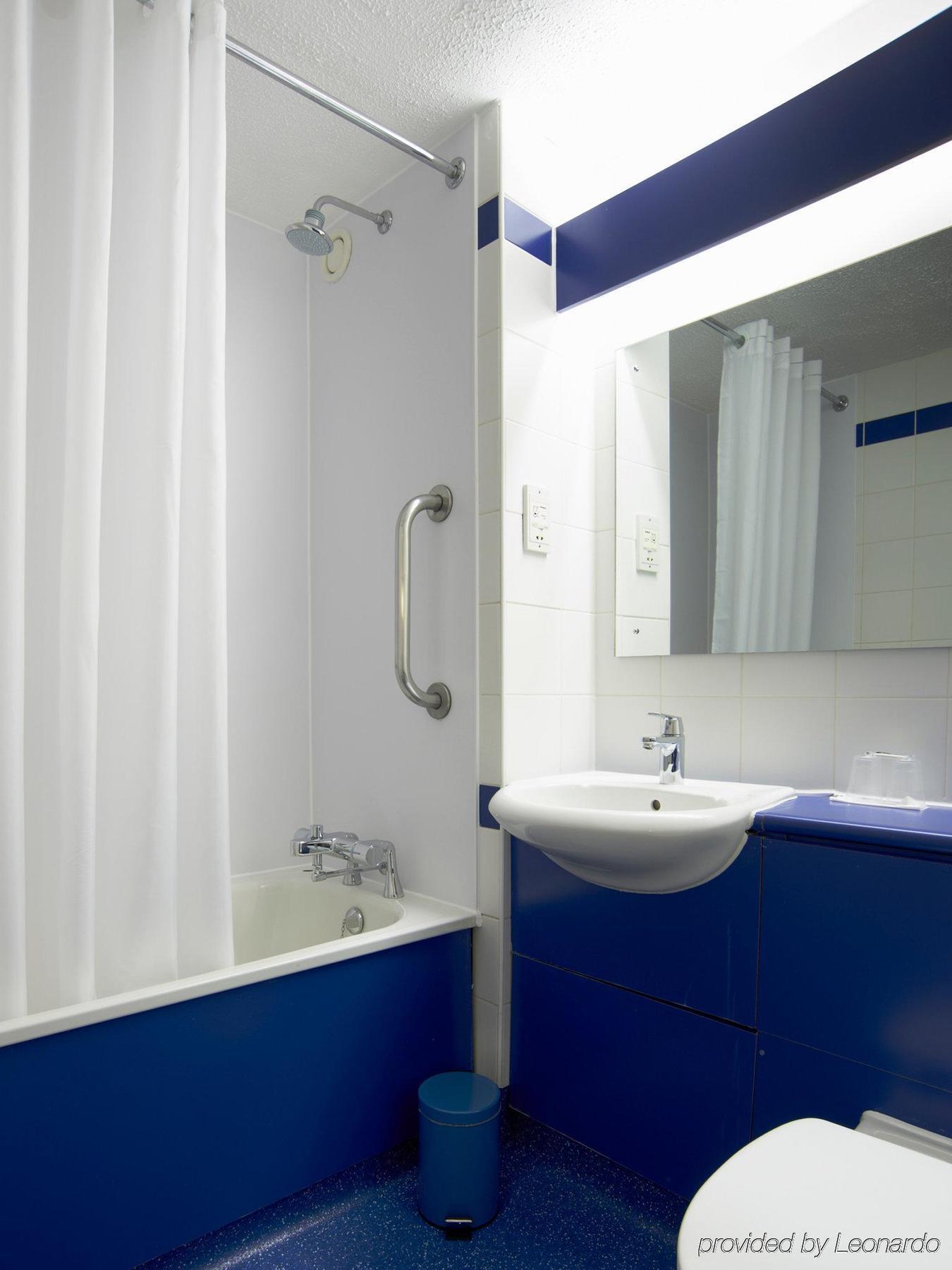 Travelodge London Feltham Dış mekan fotoğraf